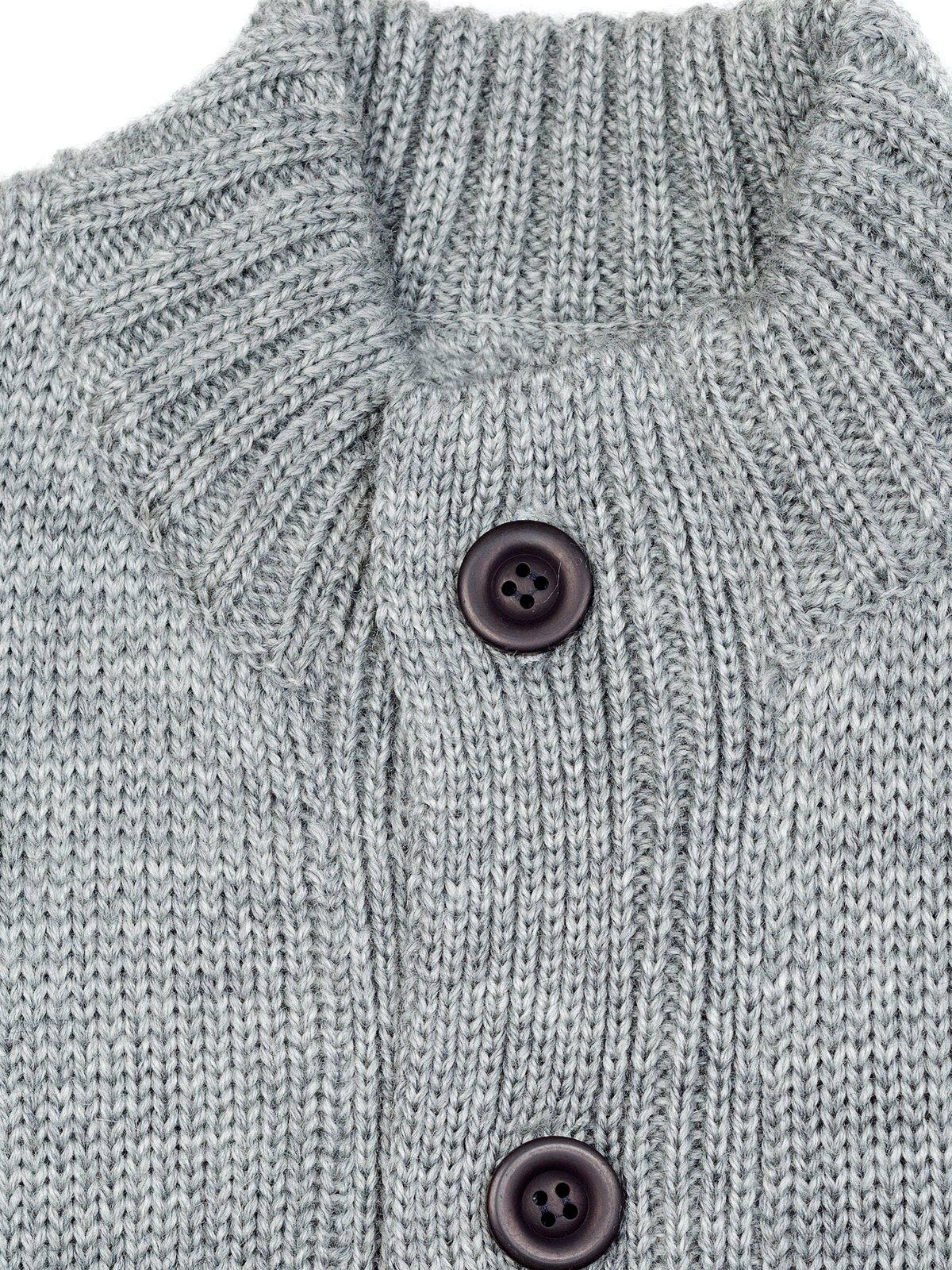 Chaqueta de punto gris — detalle