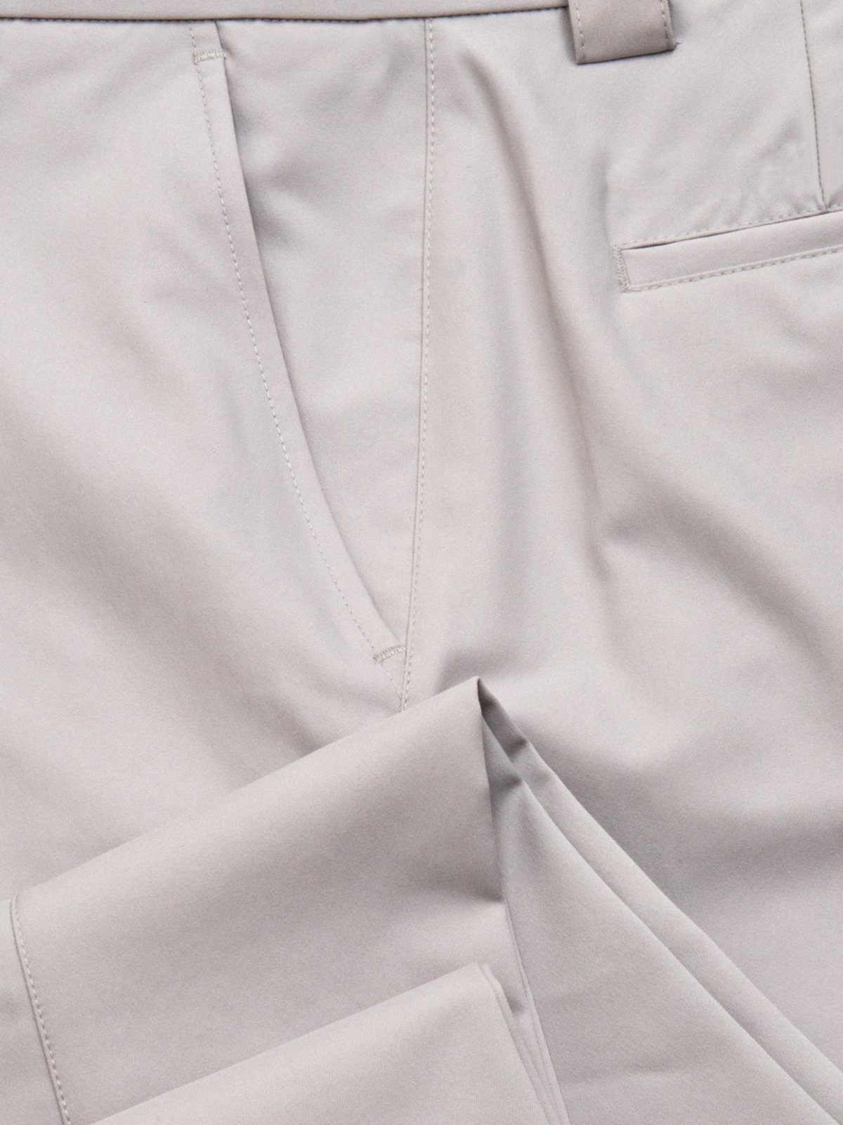 Pantalón chino gris claro — detalle