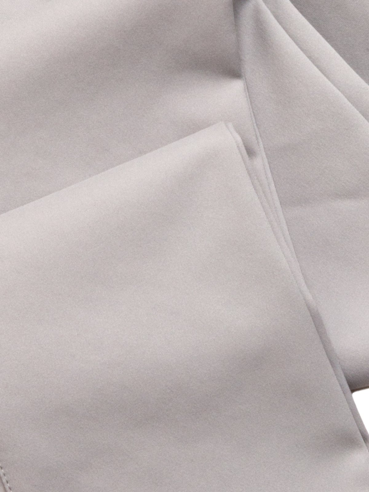 Pantalón chino gris claro — detalle del tejido